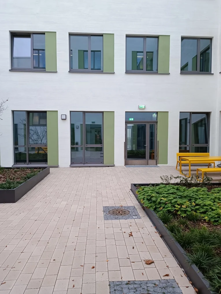Elewacja podwórka z oknami i drzwiami aluminiowymi
