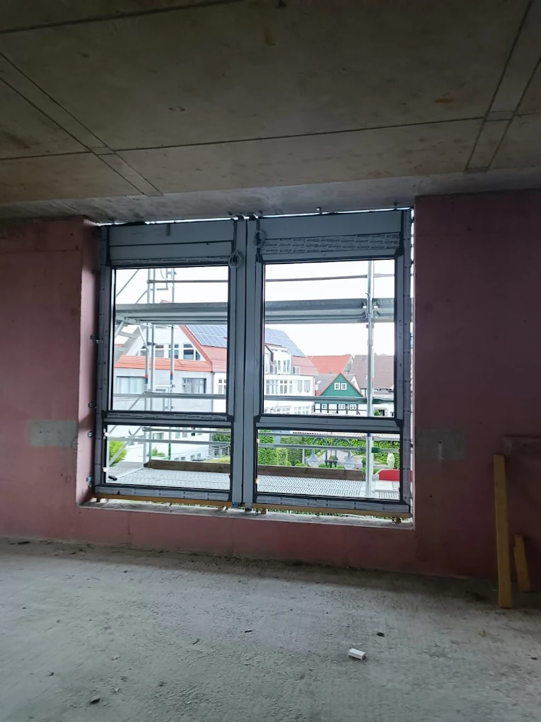 Montaż okna aluminiowego w budynku w trakcie budowy